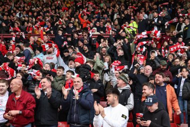Barnsley taraftarları Barnsley 'li Adam Phillips' in 24 Şubat 202 'de Oakwell, Barnsley, İngiltere' de oynanan Sky Bet Lig 1 maçında 1-1 'lik galibiyet golünü kutluyorlar.