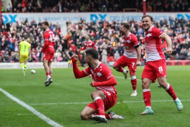 Barnsley 'den Adam Phillips 24 Şubat 202' de Oakwell, Barnsley, İngiltere 'de oynanan Sky Bet Lig 1 karşılaşmasında 1-1 kazanma hedefini kutluyor.