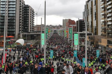 Taraftarlar 25 Şubat 202 'de Wembley Stadyumu' nda oynanan Carabao Kupası Finali 'nde Wembley' e doğru ilerliyorlar.