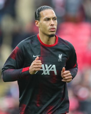 Liverpool 'dan Virgil van Dijk 25 Şubat 202' de Wembley Stadyumu 'nda oynanan Carabao Kupası final maçında ısınma turunda Chelsea ile Liverpool karşılaşacak.