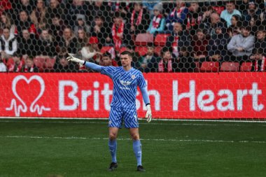 Barnsley 'den Liam Roberts, 24 Şubat 202' de Oakwell, Barnsley, İngiltere 'de oynanan Sky Bet 1 maçında takımına talimat veriyor.