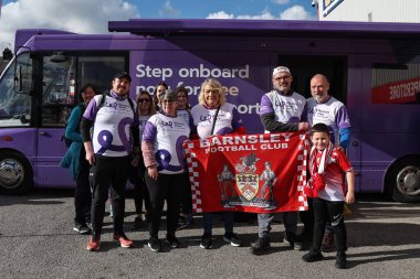 Weston Park Kanser Yardım Derneği Oakwell 'e 14 mil yürüdü. Sky Bet Ligi 1 maçı sırasında Barnsley - Derby County, Oakwell, Barnsley, Birleşik Krallık, 24 Şubat 202