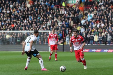 Barnsley 'den Nicky Cadden, Derby County' den Joe Wildsmith 'in 24 Şubat 202' de Oakwell, Barnsley, Birleşik Krallık 'ta oynanan Sky Bet 1 maçı sırasında attığı top karşısında pes etti.