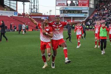 Barnsley 'den Barry Cotter ve Barnsley' den Donovan Pines 24 Şubat 202 'de Oakwell, Barnsley, İngiltere' de oynanan Sky Bet 1 maçında kazandıkları 2-1 'lik galibiyeti kutluyorlar.