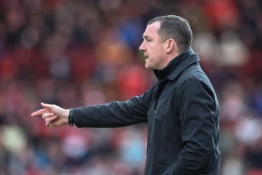 Neill Collins Barnsley 'in baş antrenörü takımına 24 Şubat 202' de Oakwell, Barnsley, İngiltere 'de oynanan Sky Bet 1 maçında talimat verdi.