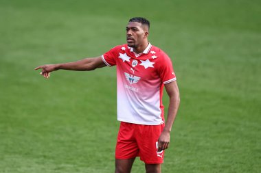 Barnsley 'li Donovan Pines 24 Şubat 202' de Oakwell, Barnsley, İngiltere 'de oynanan Sky Bet 1 maçında takımına talimat veriyor.