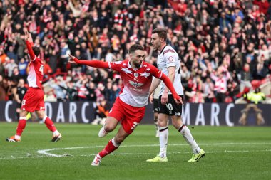 Barnsley 'den Adam Phillips 24 Şubat 202' de Oakwell, Barnsley, İngiltere 'de oynanan Sky Bet Lig 1 karşılaşmasında 1-1 kazanma hedefini kutluyor.