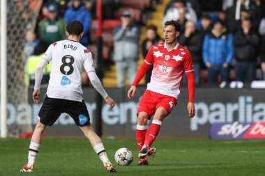 Barnsley 'li Josh Earl, 24 Şubat 202' de Oakwell, Barnsley, İngiltere 'de oynanan Sky Bet Lig 1 karşılaşmasında Max Bird' ün baskısı altında topu geçiriyor.
