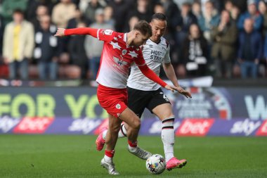 Barnsley 'den John Mcatee ve Derby County' den Kane Wilson 24 Şubat 202 'de Oakwell, Barnsley, İngiltere' de oynanan Sky Bet League 1 karşılaşmasında top için mücadele ettiler.
