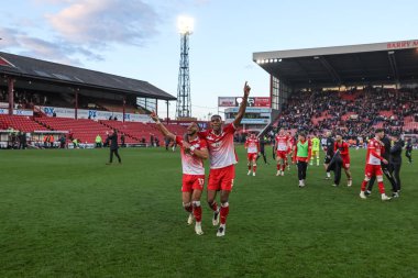 Barnsley 'den Barry Cotter ve Barnsley' den Donovan Pines 24 Şubat 202 'de Oakwell, Barnsley, İngiltere' de oynanan Sky Bet 1 maçında kazandıkları 2-1 'lik galibiyeti kutluyorlar.