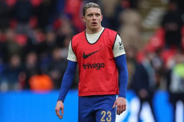 Chelsea 'den Conor Gallagher Carabao Kupası final maçında Wembley Stadyumu' nda Chelsea ile Liverpool maçında ısınma turunda, 25 Şubat 202