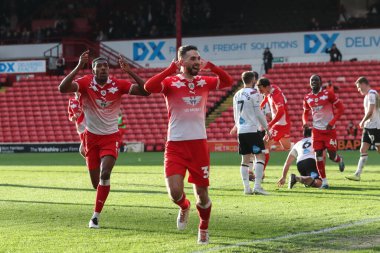 Barnsley 'den Adam Phillips 24 Şubat 202' de Oakwell, Barnsley, İngiltere 'de oynanan Sky Bet Lig 1 karşılaşmasında 2-1 kazanma hedefini kutluyor.