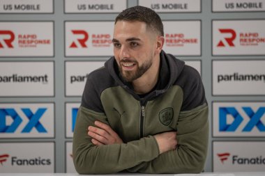 Barnsley 'den Adam Phillips 24 Şubat 202' de İngiltere 'nin Oakwell kentinde oynanan Sky Bet 1 karşılaşmasında basın toplantısı düzenledi.