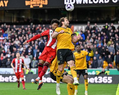 Sheffield United 'dan Rhian Brewster ve Wolverhampton Wanderers takımından Craig Dawson, Wolverhampton Wanderers' ın Molineux, Wolverhampton, Birleşik Krallık 'ta oynadığı Premier League maçında başlık için mücadele ediyorlar.