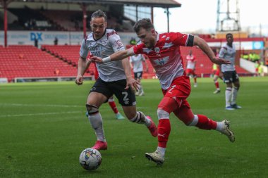 Barnsley 'den Nicky Cadden, Derby County' den Kane Wilson 'ın 24 Şubat 202' de Oakwell, Barnsley, İngiltere 'de oynanan Sky Bet Lig 1 karşılaşmasında attığı top karşısında pes etti.