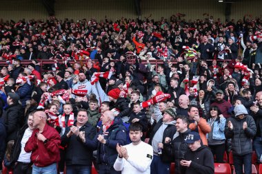 Barnsley taraftarları, Barnsley 'li Adam Phillips' in 24 Şubat 202 'de Oakwell, Barnsley, İngiltere' de oynanan Sky Bet 1 maçındaki golünü kutluyorlar.