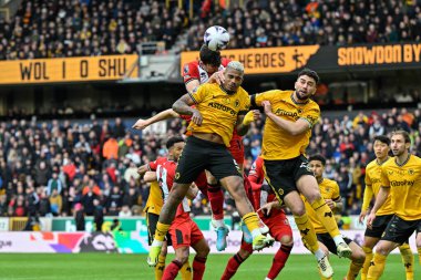 Sheffield United 'dan Jack Robinson ve Wolverhampton Wanderers takımından Mario Lemina, 25 Şubat 202' de Molineux, Wolverhampton, Birleşik Krallık 'ta oynanan Premier League maçında başlık için mücadele ediyorlar.
