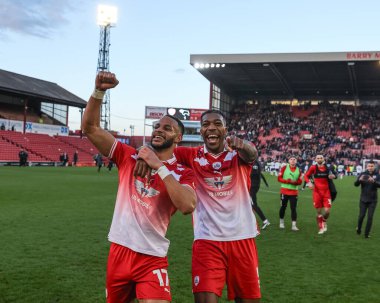 Barnsley 'den Barry Cotter ve Barnsley' den Donovan Pines 24 Şubat 202 'de Oakwell, Barnsley, İngiltere' de oynanan Sky Bet 1 maçında kazandıkları 2-1 'lik galibiyeti kutluyorlar.