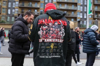 25 Şubat 202 'de Wembley Stadyumu' nda oynanan Carabao Kupası final maçında Şampiyonlar 128. Yıl dönümü ceketi giyen Liverpool taraftarı.