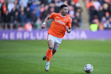 Blackpool 'dan Jordan Lawrence-Gabriel, 24 Şubat 202' de Bloomfield Road, Blackpool 'da oynanan Blackpool-Bolton Wanderers maçında topla bir çıkış yaptı.