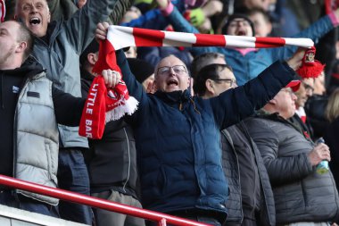Barnsley taraftarları 24 Şubat 202 'de Oakwell, Barnsley, İngiltere' de oynanan Sky Bet 1 maçında 2-1 'lik galibiyeti kutluyorlar.