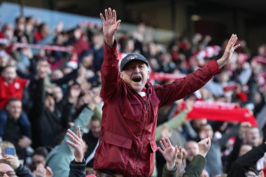 Barnsley taraftarları 24 Şubat 202 'de Oakwell, Barnsley, İngiltere' de oynanan Sky Bet 1 maçında 2-1 'lik galibiyeti kutluyorlar.