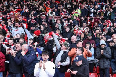 Barnsley taraftarları Barnsley 'li Adam Phillips' in 24 Şubat 202 'de Oakwell, Barnsley, İngiltere' de oynanan Sky Bet Lig 1 maçında 1-1 'lik galibiyet golünü kutluyorlar.