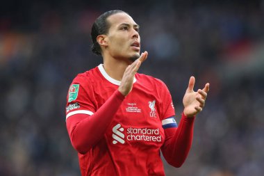 Liverpool 'dan Virgil van Dijk, 25 Şubat 202' de Wembley Stadyumu 'nda oynanan Carabao Kupası final karşılaşmasında taraftarları alkışlıyor.