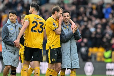 Wolverhampton Wanderers takımından Pablo Sarabia ve Wolverhampton Wanderers takımlarından Craig Dawson, 25 Şubat 202 'de Molineux, Wolverhampton, Birleşik Krallık' ta oynanan Premier League maçında 1-0 'lık galibiyeti kutluyorlar.