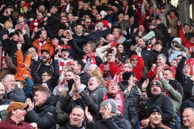 Barnsley taraftarları, Barnsley 'li Adam Phillips' in 24 Şubat 202 'de Oakwell, Barnsley, İngiltere' de oynanan Sky Bet 1 maçındaki golünü kutluyorlar.