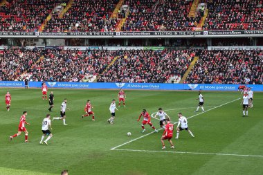 Barnsley 'den Devante Cole 24 Şubat 202' de Oakwell, Barnsley, İngiltere 'de oynanan Sky Bet 1 karşılaşmasında topla birlikte.