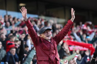 Barnsley taraftarları 24 Şubat 202 'de Oakwell, Barnsley, İngiltere' de oynanan Sky Bet 1 maçında 2-1 'lik galibiyeti kutluyorlar.