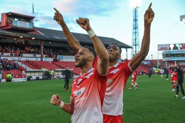 Barnsley 'den Barry Cotter ve Barnsley' den Donovan Pines 24 Şubat 202 'de Oakwell, Barnsley, İngiltere' de oynanan Sky Bet 1 maçında kazandıkları 2-1 'lik galibiyeti kutluyorlar.
