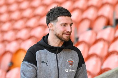 Blackpool 'dan James Husband, 24 Şubat 202' de Bloomfield Road, Blackpool 'da oynanan Blackpool-Bolton Wanderers maçından önce geldi.