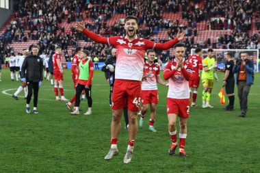 Barnsley 'den John Mcatee, 24 Şubat 202' de İngiltere 'nin Oakwell kentinde oynanan Sky Bet 1 maçında 2-1' lik galibiyetlerini kutluyor.