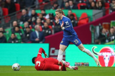 Chelsea takımından Conor Gallagher, 25 Şubat 202 'de Wembley Stadyumu' nda oynanan Carabao Kupası final maçında Liverpool 'lu Wataru Endo' yu faul ile yendi.