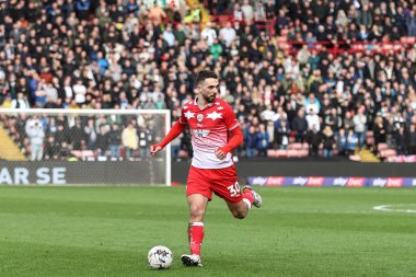 Barnsley 'den Adam Phillips, Sky Bet Ligi 1 maçında topla Oakwell, Barnsley, Barnsley, Birleşik Krallık' ta Barby County maçında, 24 Şubat 202