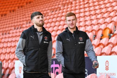 Blackpool 'dan Mackenzie Chapman ve Blackpool' dan Daniel Grimshaw, 24 Şubat 202 'de Bloomfield Road, Blackpool, İngiltere' de oynanan Blackpool-Bolton Wanderers maçından önce geldiler.