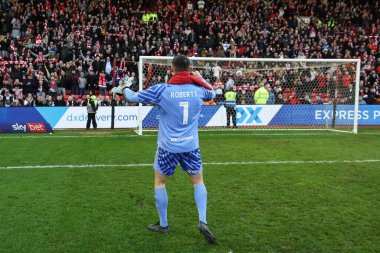 Barnsley 'li Liam Roberts, 24 Şubat 202' de İngiltere 'nin Oakwell kentinde oynanan Sky Bet Lig 1 karşılaşmasında Ponty End taraftarlarıyla 2-1' lik galibiyetlerini kutluyor.