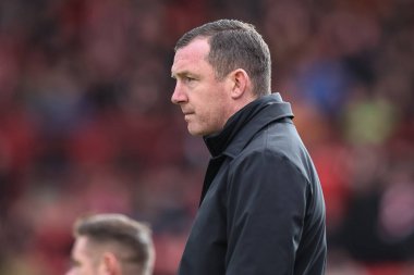 Neill Collins Barnsley 'in baş antrenörü 24 Şubat 202' de İngiltere 'nin Oakwell kentinde oynanan Sky Bet 1 maçında Barnsley - Derby County maçına bakıyor.
