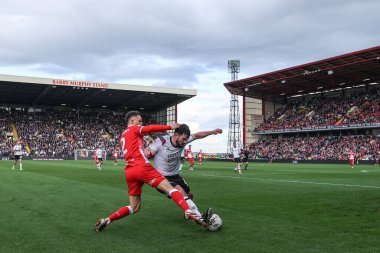 Barnsley 'den Jordan Williams ve Derby County' den Eiran Cashin 24 Şubat 202 'de Oakwell, Barnsley, İngiltere' de oynanan Sky Bet League 1 karşılaşmasında top için mücadele ettiler.