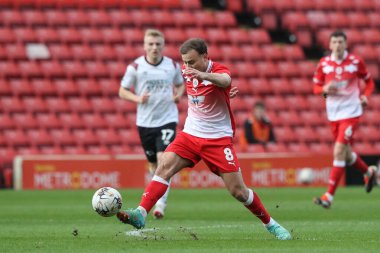 Barnsley 'den Herbie Kane, 24 Şubat 202' de İngiltere 'nin Oakwell kentinde oynanan Sky Bet 1 maçında topu geçti.
