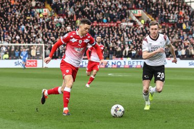 Barnsley 'den Jordan Williams, 24 Şubat 202' de İngiltere 'nin Oakwell kentinde oynanan Sky Bet 1 maçında topla Barnsley - Derby County maçı yaptı.