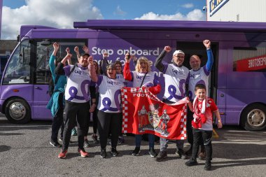 Weston Park Kanser Yardım Derneği Oakwell 'e 14 mil yürüdü. Sky Bet Ligi 1 maçı sırasında Barnsley - Derby County, Oakwell, Barnsley, Birleşik Krallık, 24 Şubat 202
