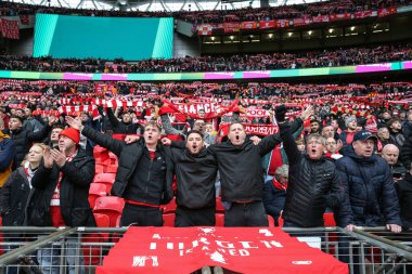 Liverpool taraftarları 25 Şubat 202 'de Wembley Stadyumu' nda oynanan Carabao Kupası Finali 'nde eşarplarını başlarının üstünde tutarken 