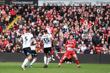 Barnsley 'li Donovan Pines, 24 Şubat 202 tarihinde İngiltere' nin Oakwell kentinde oynanan Sky Bet 1 maçında Barnsley - Derby County maçında kaleye doğru ilerliyor.