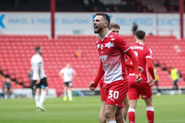 Barnsley 'den Adam Phillips 24 Şubat 202' de Oakwell, Barnsley, İngiltere 'de oynanan Sky Bet Lig 1 karşılaşmasında 1-1 kazanma hedefini kutluyor.