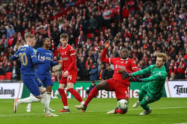 Liverpool 'dan Caoimhin Kelleher, 25 Şubat 202' de Wembley Stadyumu 'nda Chelsea ile Liverpool arasında oynanan Carabao Kupası final maçında Chelsea' li Cole Palmer 'dan kurtarıyor.
