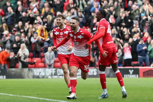 Barnsley 'den Adam Phillips 24 Şubat 202' de Oakwell, Barnsley, İngiltere 'de oynanan Sky Bet Lig 1 karşılaşmasında 1-1 kazanma hedefini kutluyor.