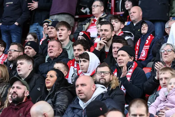 Barnsley taraftarları Sky Bet Ligi 1 maçında Barnsley 'e karşı Derby County, Oakwell, Barnsley, Birleşik Krallık' ta 24 Şubat 202